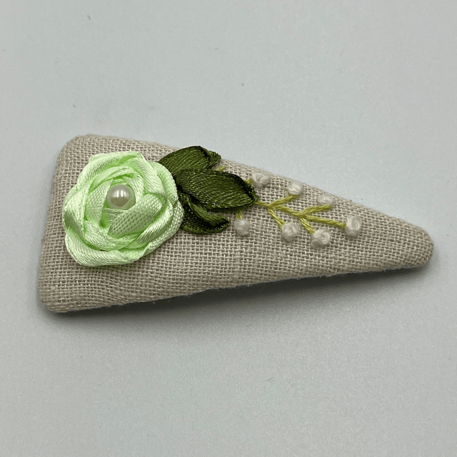 Barrette triangulaire brodée à la Main - collection 1