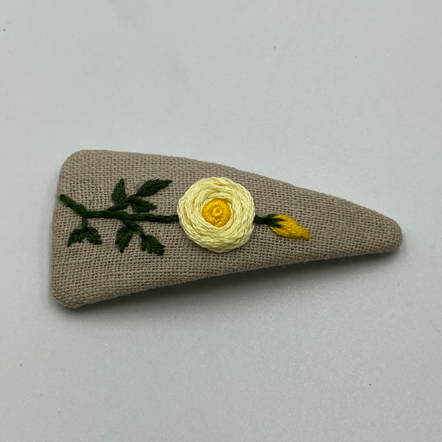 Barrette triangulaire brodée à la Main - collection 2