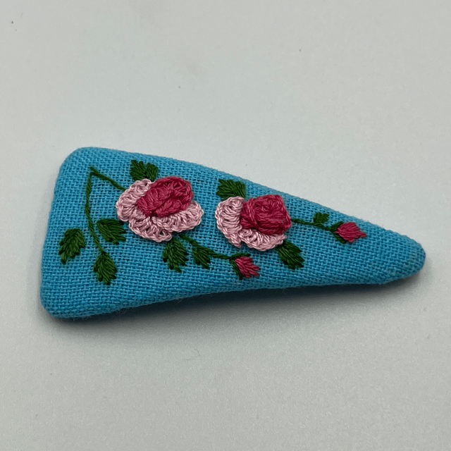 Barrette triangulaire brodée à la Main - collection 3