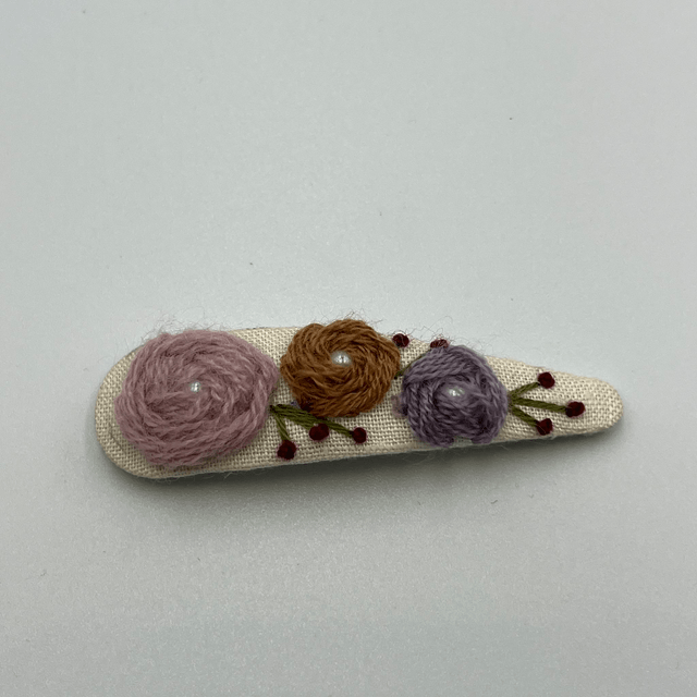 Barrette ovale brodée à la Main - collection 1