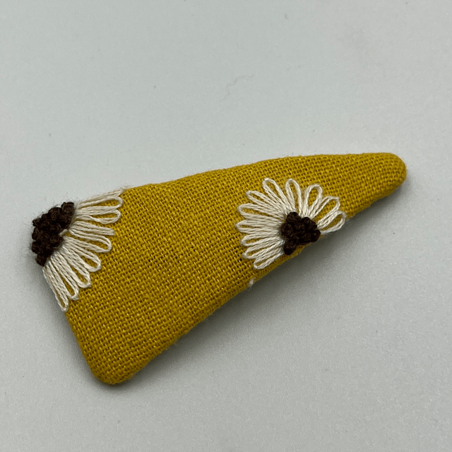 Barrette triangulaire brodée à la Main - collection 1