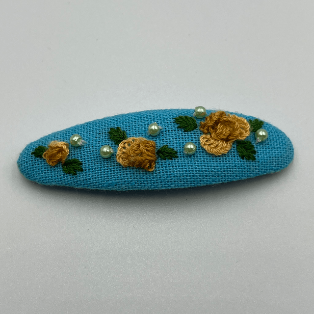 Barrette ovale brodée à la Main - collection 2