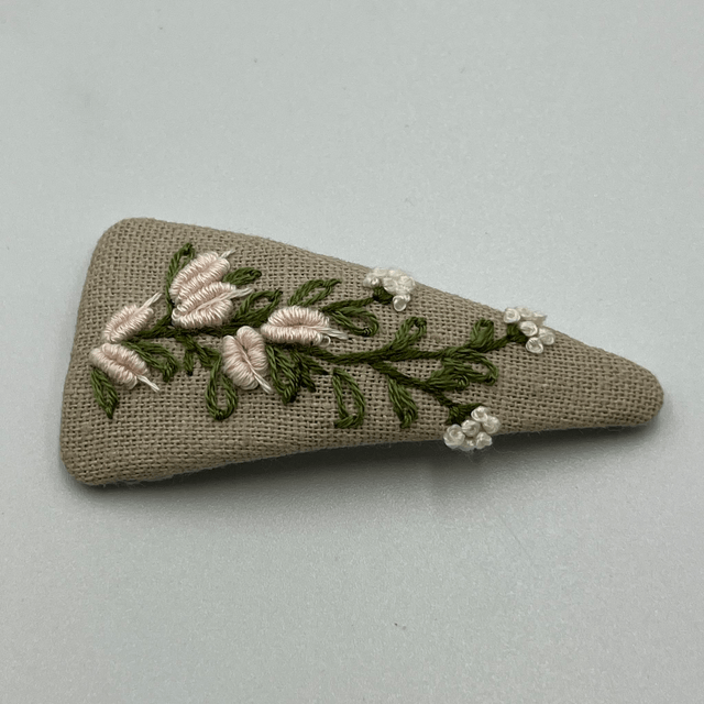 Barrette triangulaire brodée à la Main - collection 2