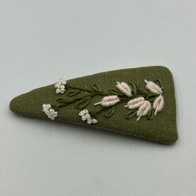 Barrette triangulaire brodée à la Main - collection 3