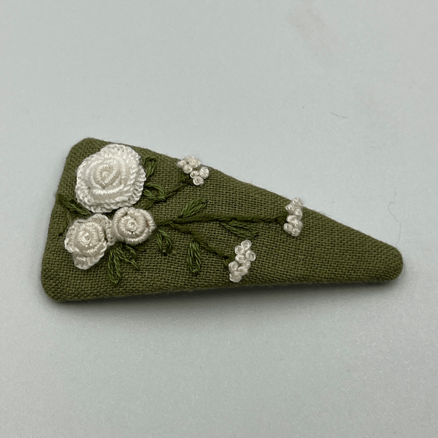 Barrette triangulaire brodée à la Main - collection 3