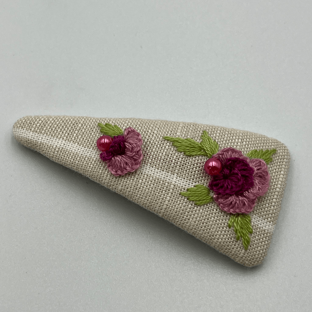 Barrette triangulaire brodée à la Main - collection 1