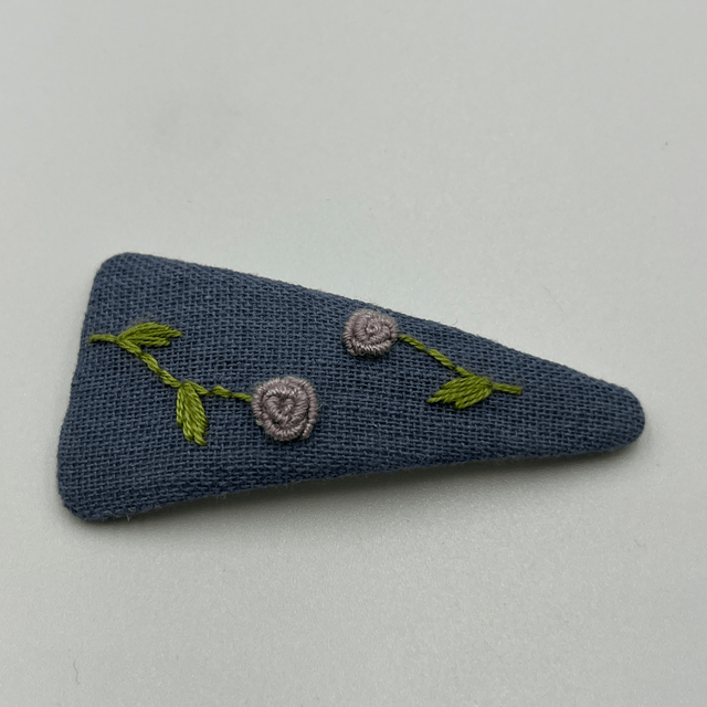 Barrette triangulaire brodée à la Main - collection 1