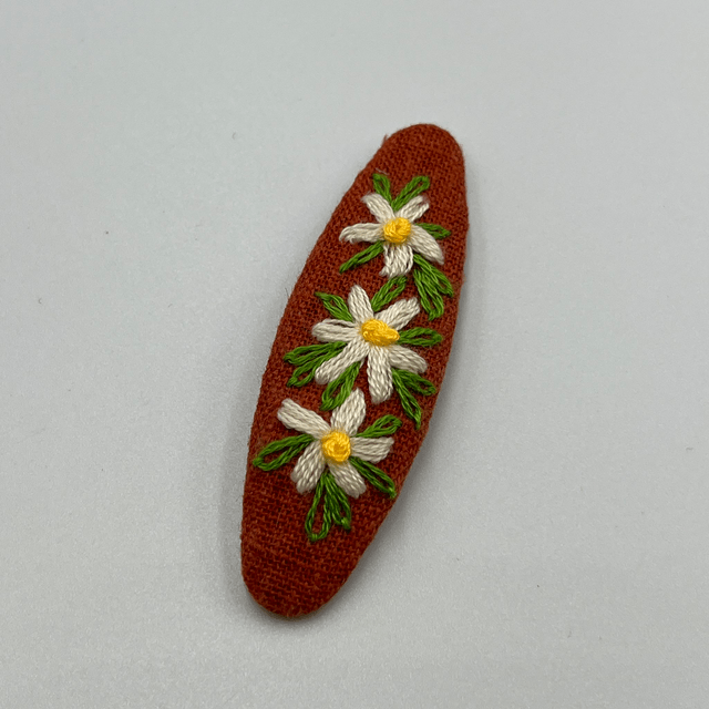 Barrette ovale brodée à la Main - collection 1