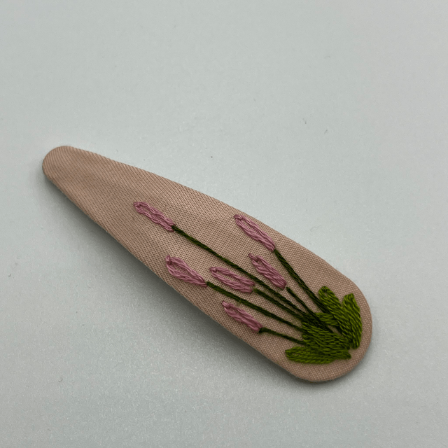 Barrette ovale brodée à la Main - collection 1