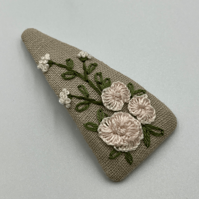 Barrette triangulaire brodée à la Main - collection 3