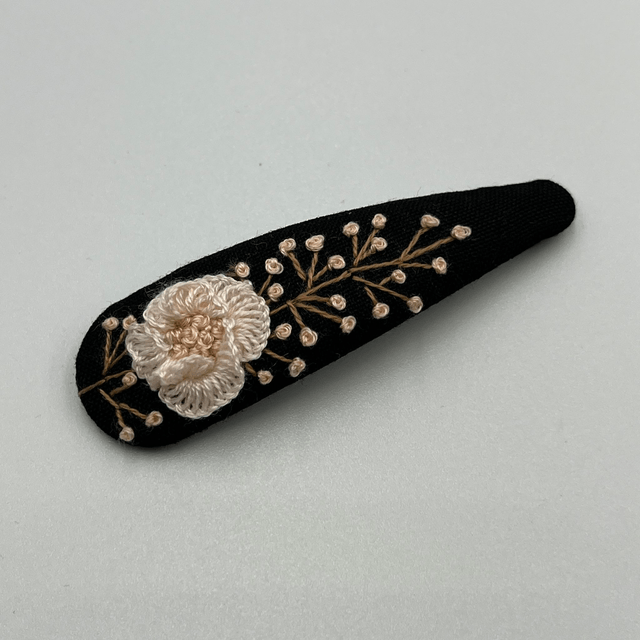 Barrette ovale brodée à la Main - collection 1
