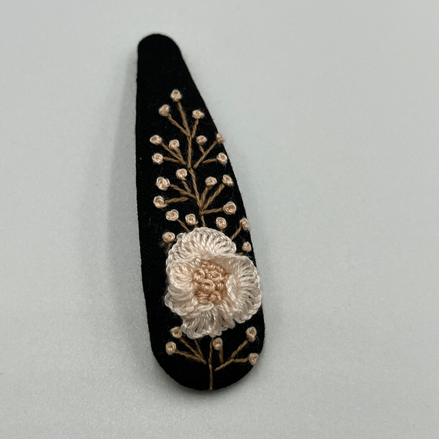 Barrette ovale brodée à la Main - collection 1