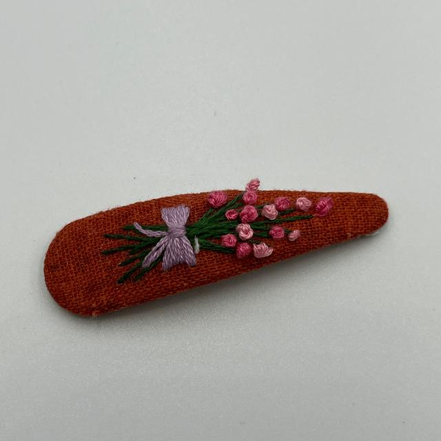 Barrette ovale brodée à la Main - collection 1