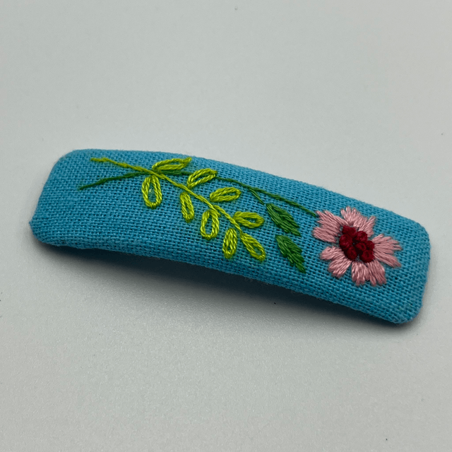 Barrette rectangulaire brodée à la Main