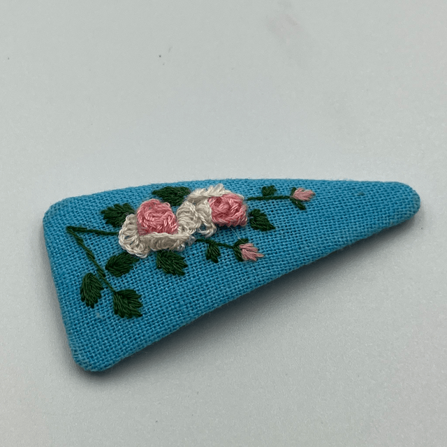 Barrette triangulaire brodée à la Main - collection 3