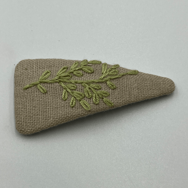 Barrette triangulaire brodée à la Main - collection 2