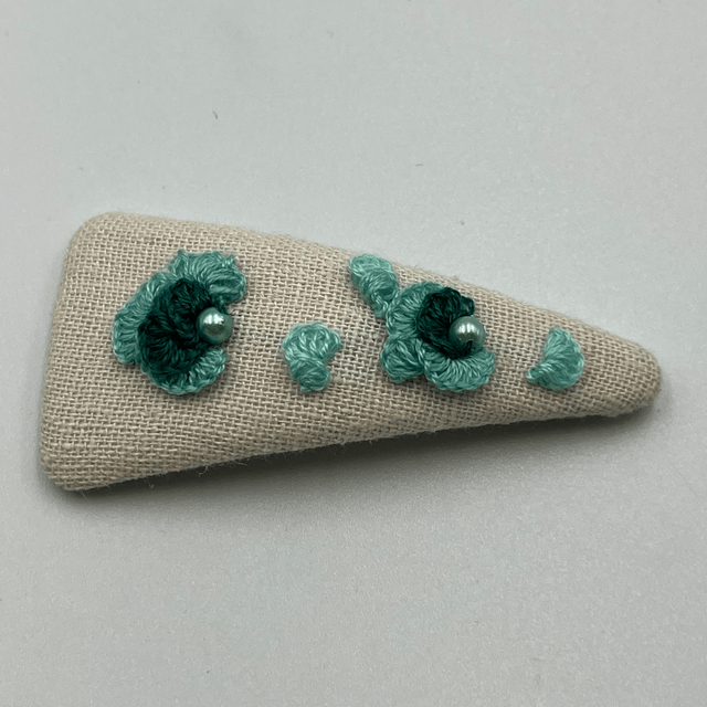 Barrette triangulaire brodée à la Main - collection 1